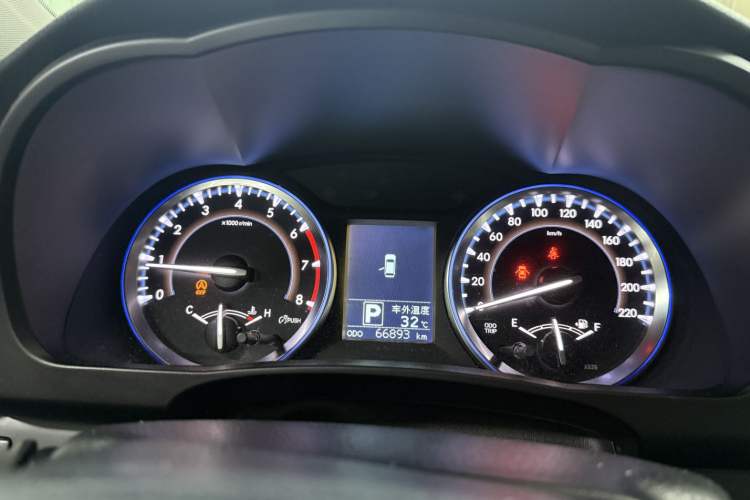 Used Toyota Highlander 2015 2.0T Four-Wheel Drive Luxury Edition 7-Seater Odometer Close Up