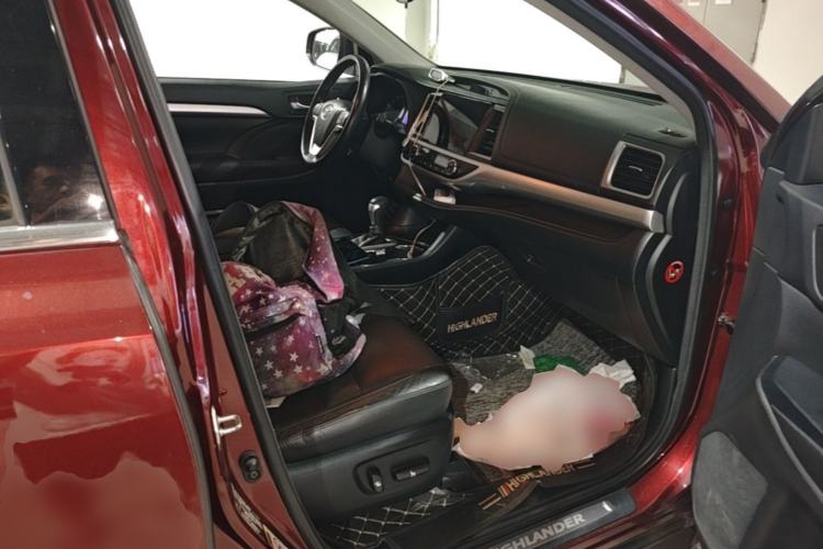 Used Toyota Highlander 2015 2.0T Two-Wheel Drive Luxury Edition 7 Seats Right Front Seat