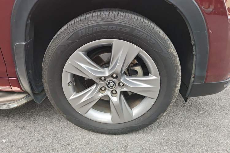 Used Toyota Highlander 2015 2.0T Two-Wheel Drive Luxury Navigation Version 7 Seats Right Front Wheel Hub