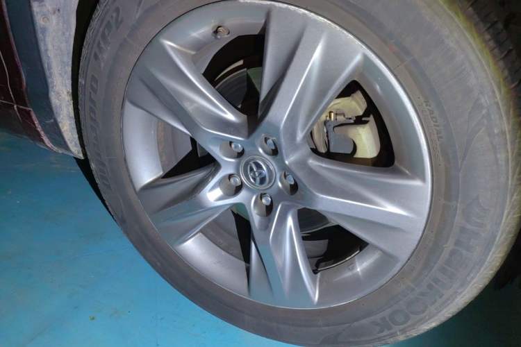 Used Toyota Highlander 2015 2.0T Four-Wheel Drive Ultimate Edition 7-Seater Right Front Wheel Hub
