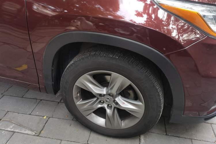 Used Toyota Highlander 2015 2.0T Four-Wheel Drive Luxury Edition 7-Seater Right Front Wheel Hub