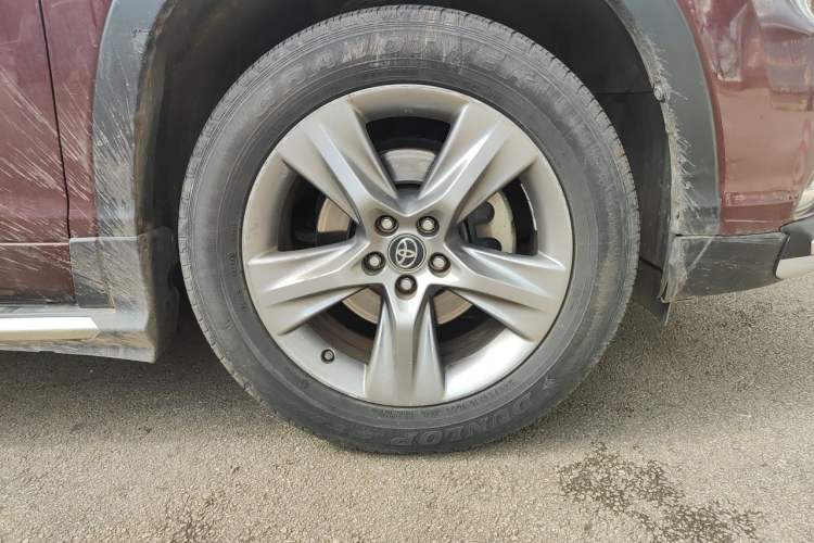 Used Toyota Highlander 2015 2.0T Four-Wheel Drive Luxury Edition 7-Seater Right Front Wheel Hub