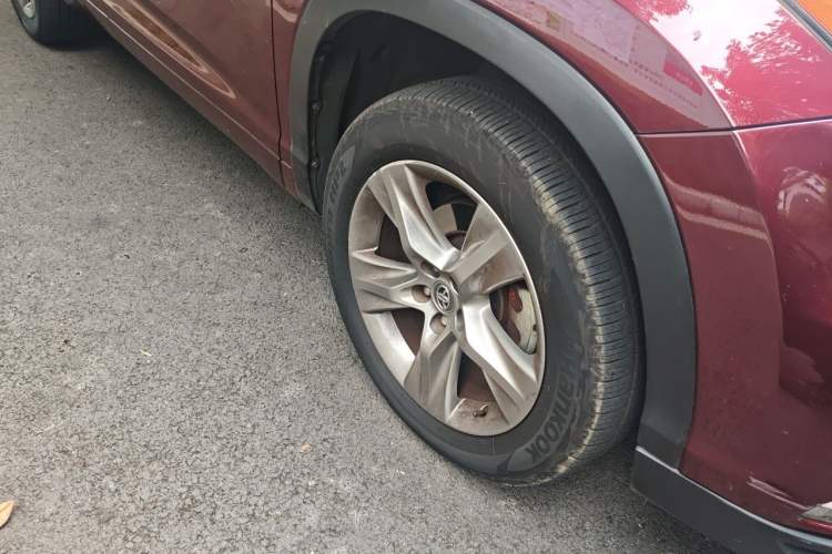 Used Toyota Highlander 2015 2.0T Four-Wheel Drive Luxury Edition 7-Seater Right Front Wheel Hub