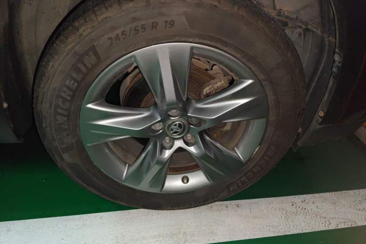 Used Toyota Highlander 2015 2.0T Four-Wheel Drive Luxury Edition 7-Seater Right Front Wheel Hub