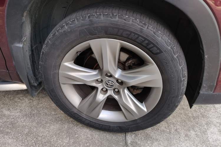 Used Toyota Highlander 2015 2.0T Four-Wheel Drive Luxury Edition 7-Seater Right Front Wheel Hub