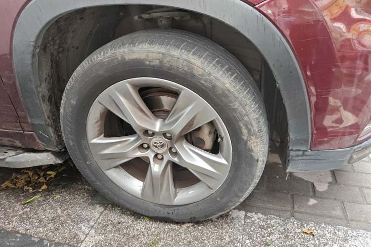 Used Toyota Highlander 2015 2.0T Two-Wheel Drive Luxury Edition 7 Seats Right Front Wheel Hub