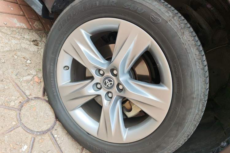 Used Toyota Highlander 2015 2.0T Four-Wheel Drive Luxury Edition 7-Seater Right Front Wheel Hub