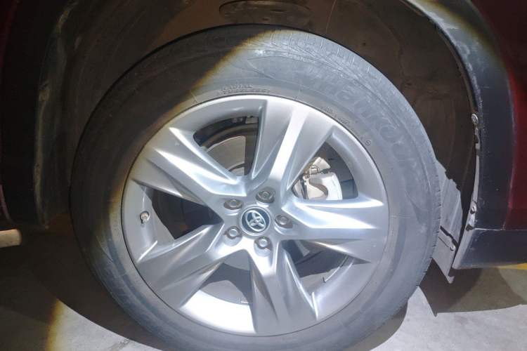 Used Toyota Highlander 2015 2.0T Four-Wheel Drive Luxury Edition 7-Seater Right Front Wheel Hub