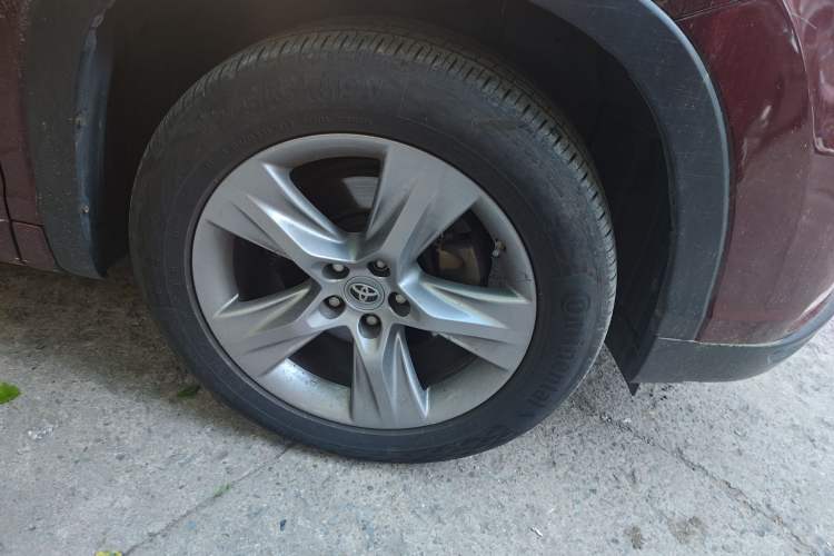 Used Toyota Highlander 2015 2.0T Four-Wheel Drive Ultimate Edition 7-Seater Right Front Wheel Hub