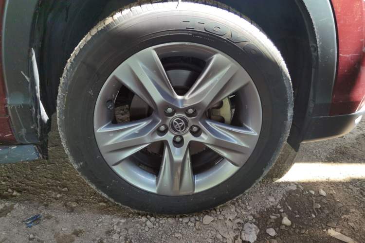 Used Toyota Highlander 2015 2.0T Four-Wheel Drive Ultimate Edition 7-Seater Right Front Wheel Hub