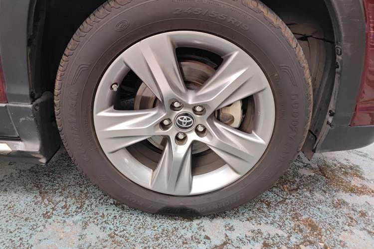 Used Toyota Highlander 2015 2.0T Four-Wheel Drive Luxury Edition 7-Seater Right Front Wheel Hub