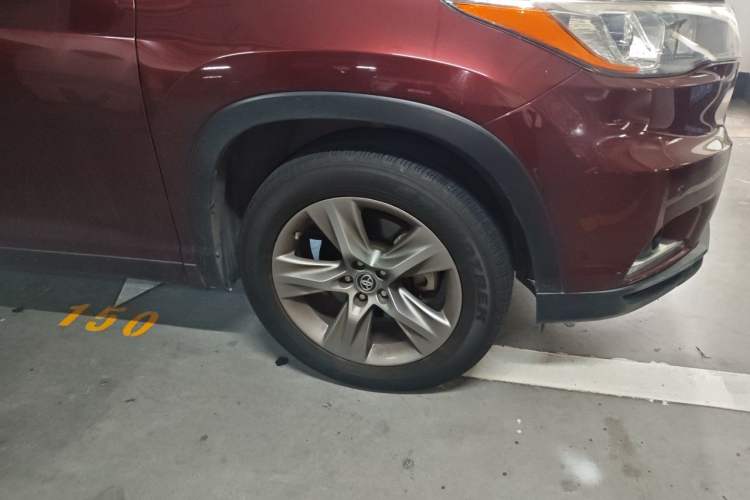 Used Toyota Highlander 2015 2.0T Four-Wheel Drive Luxury Edition 7-Seater Right Front Wheel Hub