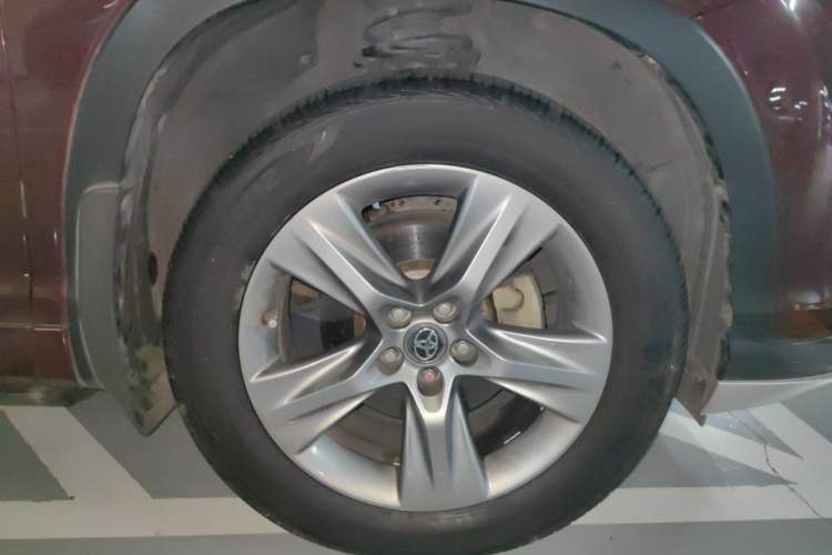 Used Toyota Highlander 2015 2.0T Four-Wheel Drive Ultimate Edition 7-Seater Right Front Wheel Hub