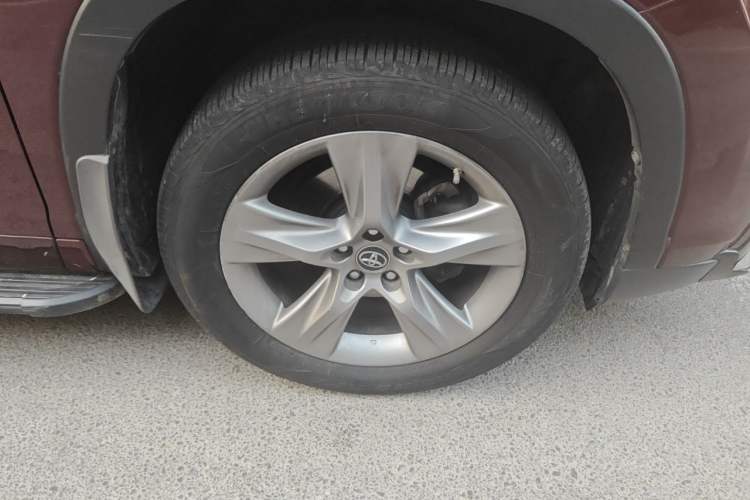 Used Toyota Highlander 2015 2.0T Four-Wheel Drive Luxury Edition 7-Seater Right Front Wheel Hub