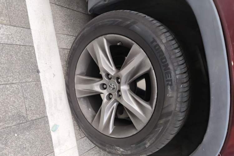 Used Toyota Highlander 2015 2.0T Four-Wheel Drive Ultimate Edition 7-Seater Right Front Wheel Hub