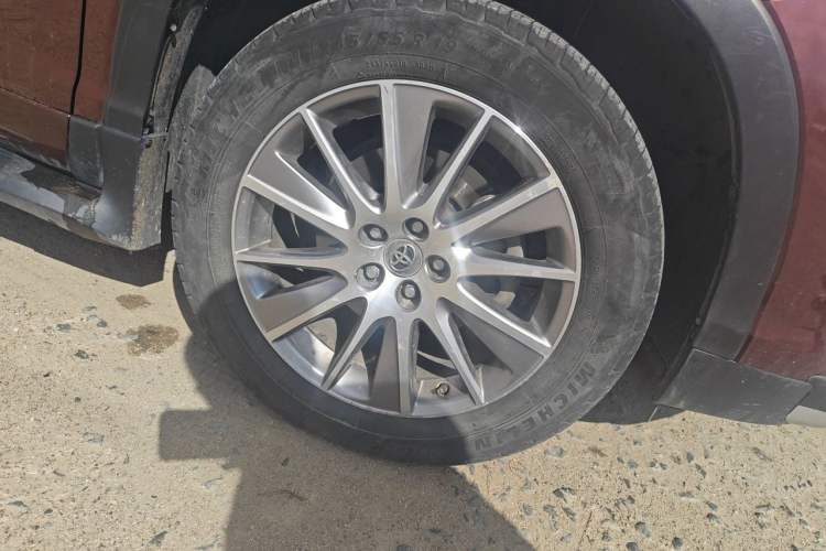 Used Toyota Highlander 2015 3.5L 4x4 Ultimate Edition 7-Seater Right Front Wheel Hub