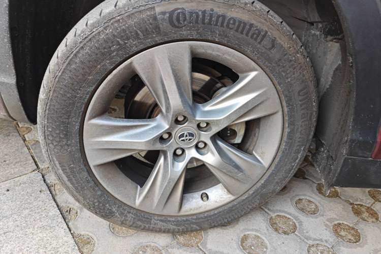 Used Toyota Highlander 2015 2.0T Four-Wheel Drive Luxury Edition 7-Seater Right Front Wheel Hub