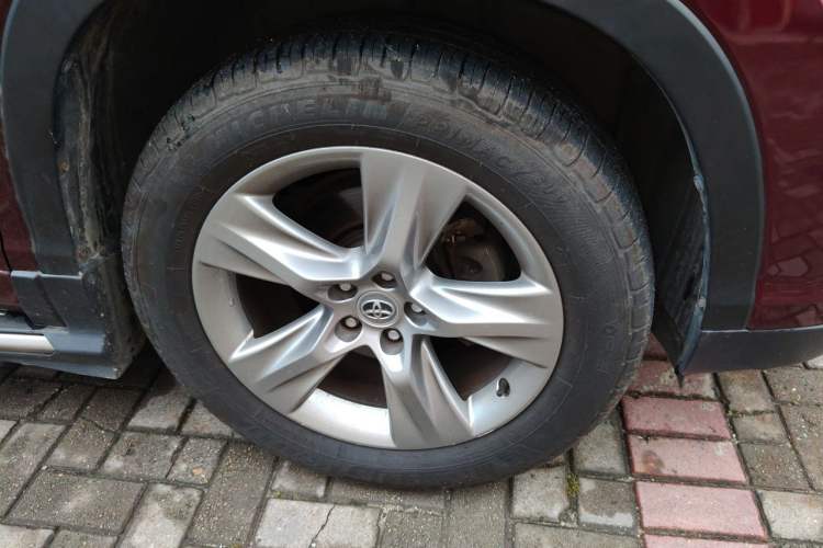 Used Toyota Highlander 2015 2.0T Four-Wheel Drive Luxury Edition 7-Seater Right Front Wheel Hub