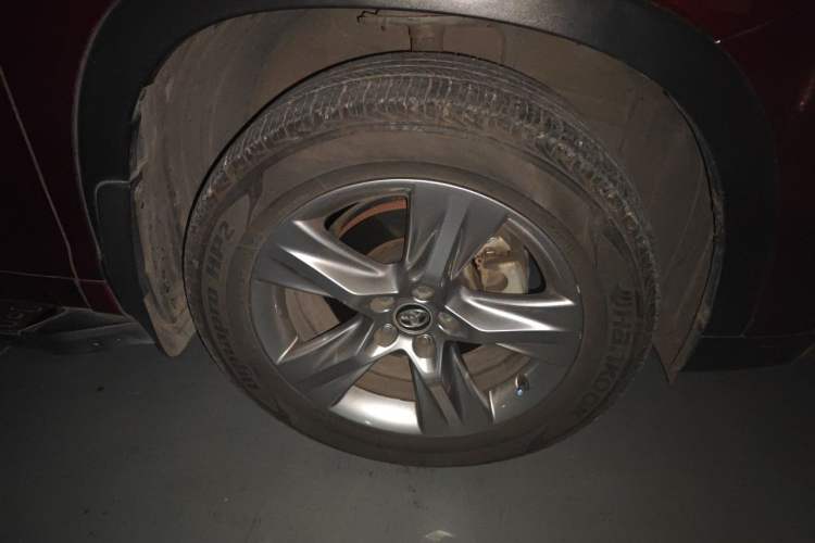 Used Toyota Highlander 2015 2.0T Four-Wheel Drive Luxury Edition 7-Seater Right Front Wheel Hub