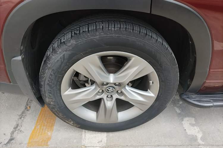 Used Toyota Highlander 2015 2.0T Four-Wheel Drive Luxury Edition 7-Seater Right Rear Wheel Hub