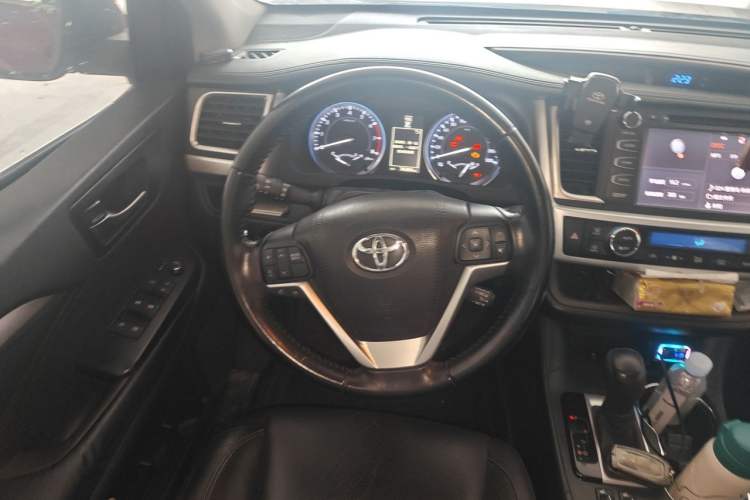 Used Toyota Highlander 2015 2.0T Four-Wheel Drive Luxury Navigation Version with 7 Seats Steering Wheel