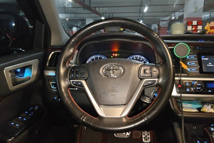 Used Toyota Highlander 2015 2.0T Two-Wheel Drive Luxury Edition 7 Seats Steering Wheel