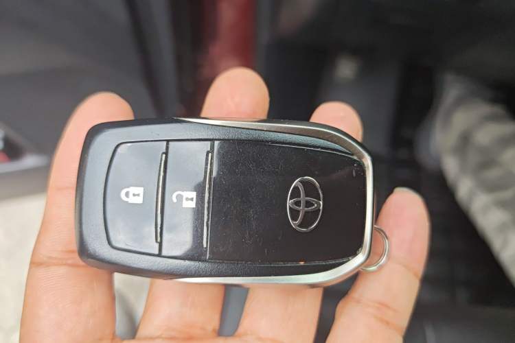 Used Toyota Highlander 2015 2.0T Two-Wheel Drive Luxury Navigation Version 7 Seats Vehicle Key