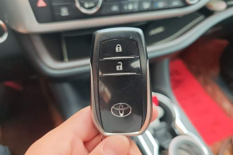 Used Toyota Highlander 2015 2.0T Four-Wheel Drive Luxury Edition 7-Seater Vehicle Key