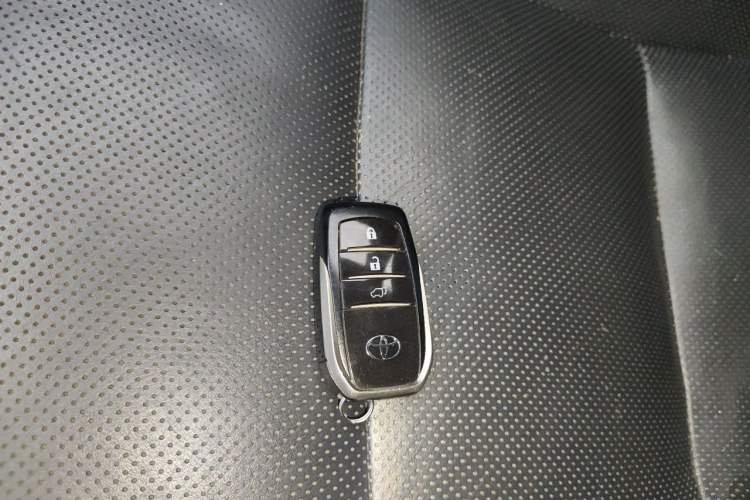 Used Toyota Highlander 2015 2.0T Four-Wheel Drive Ultimate Edition 7-Seater Vehicle Key