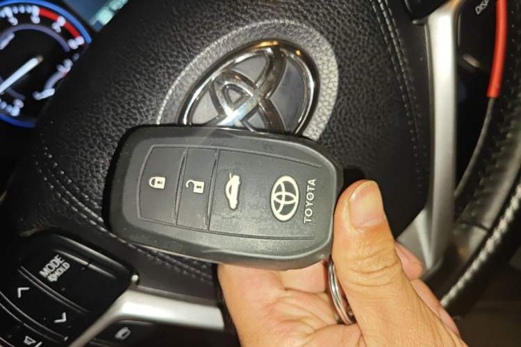 Used Toyota Highlander 2015 2.0T Four-Wheel Drive Luxury Edition 7-Seater Vehicle Key