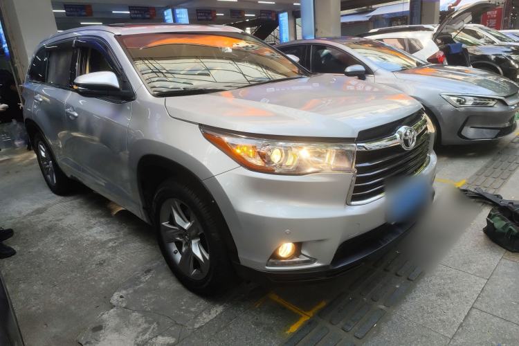 Used Toyota Highlander 2015 2.0T Two-Wheel Drive Luxury Edition 7 Seats Front Right 45 Deg