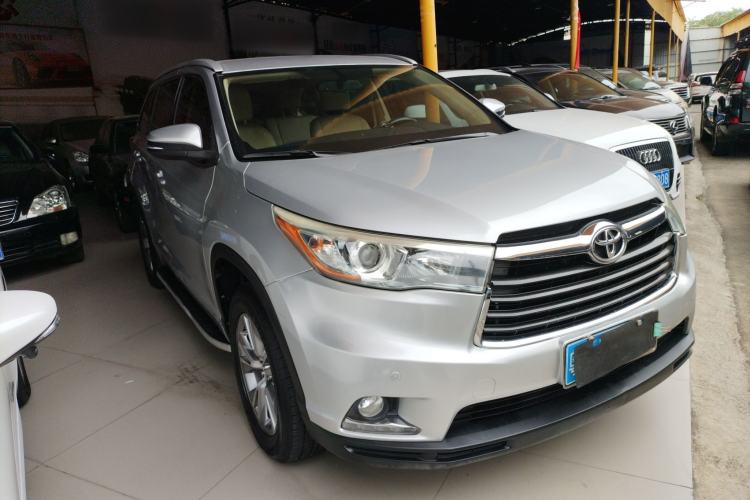 Used Toyota Highlander 2015 2.0T Two-Wheel Drive Elite Edition 7 Seats Front Right 45 Deg