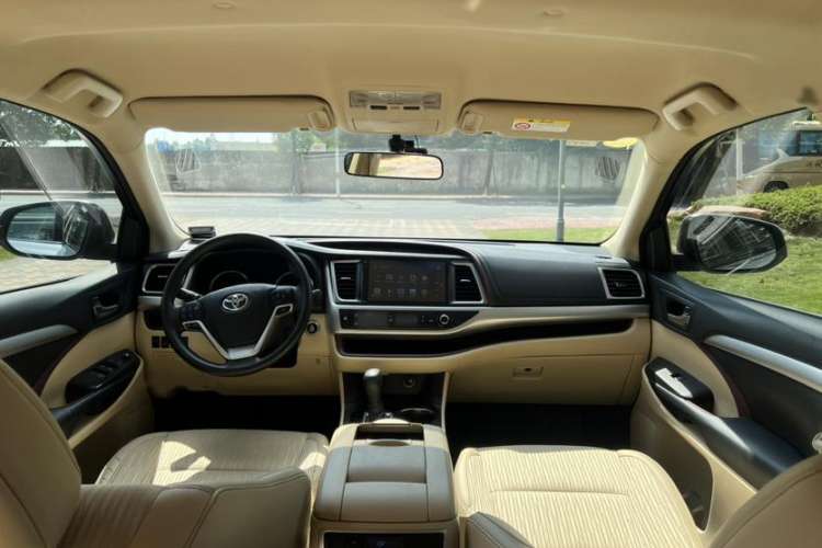Used Toyota Highlander 2015 2.0T Two-Wheel Drive Elite Edition 7 Seats Interior 1