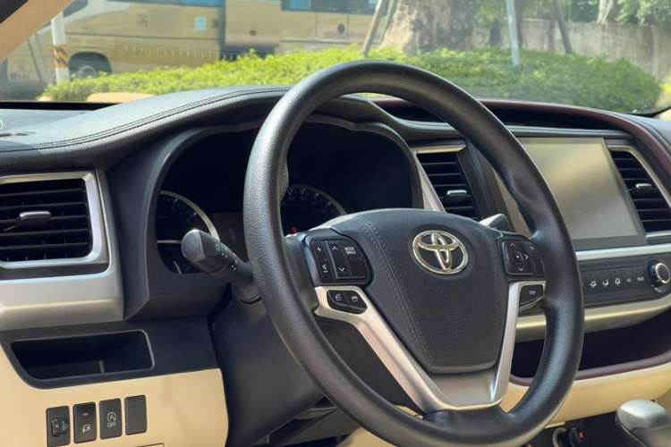 Used Toyota Highlander 2015 2.0T Two-Wheel Drive Elite Edition 7 Seats Interior 2