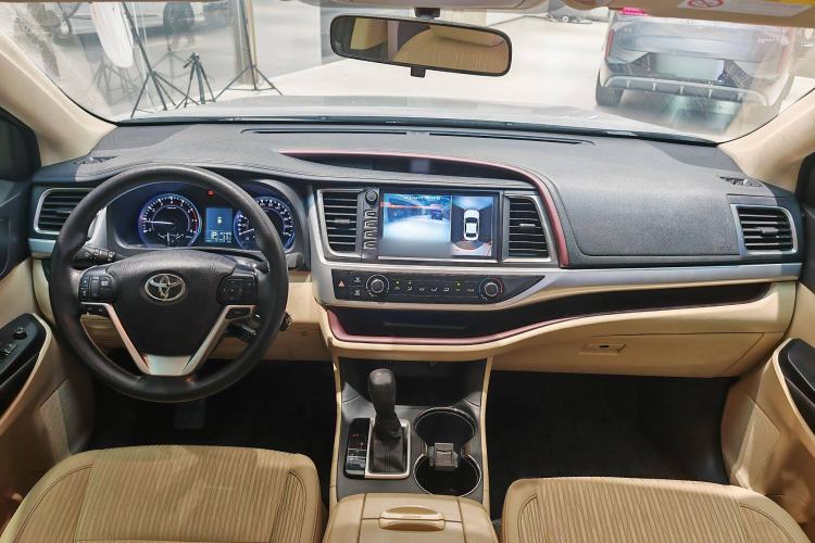 Used Toyota Highlander 2015 2.0T Two-Wheel Drive Elite Edition 5 Seats Interior 2