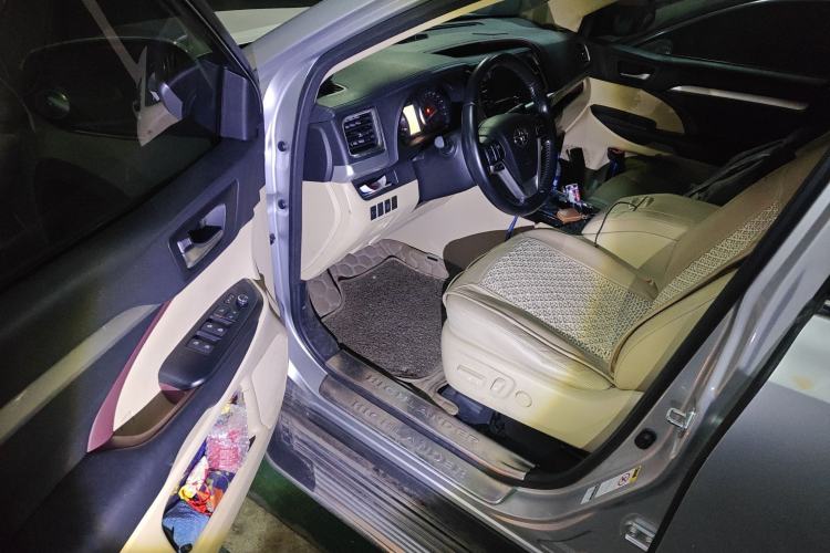 Used Toyota Highlander 2015 2.0T Four-Wheel Drive Luxury Edition 7-Seater Interior 3