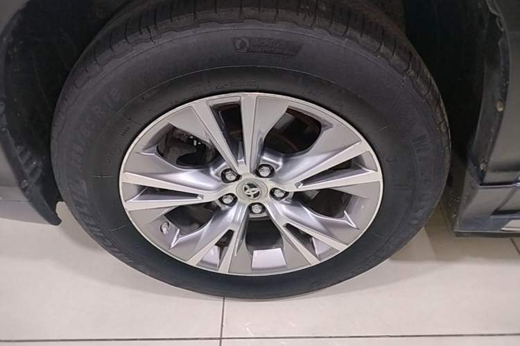 Used Toyota Highlander 2015 2.0T Four-Wheel Drive Elite Edition 7-Seater Left Front Wheel Hub
