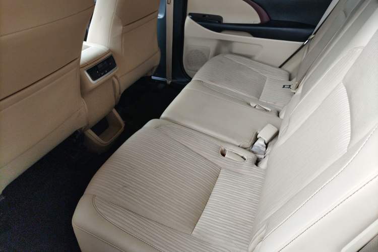 Used Toyota Highlander 2015 2.0T Two-Wheel Drive Elite Edition 7 Seats Left Rear Seat