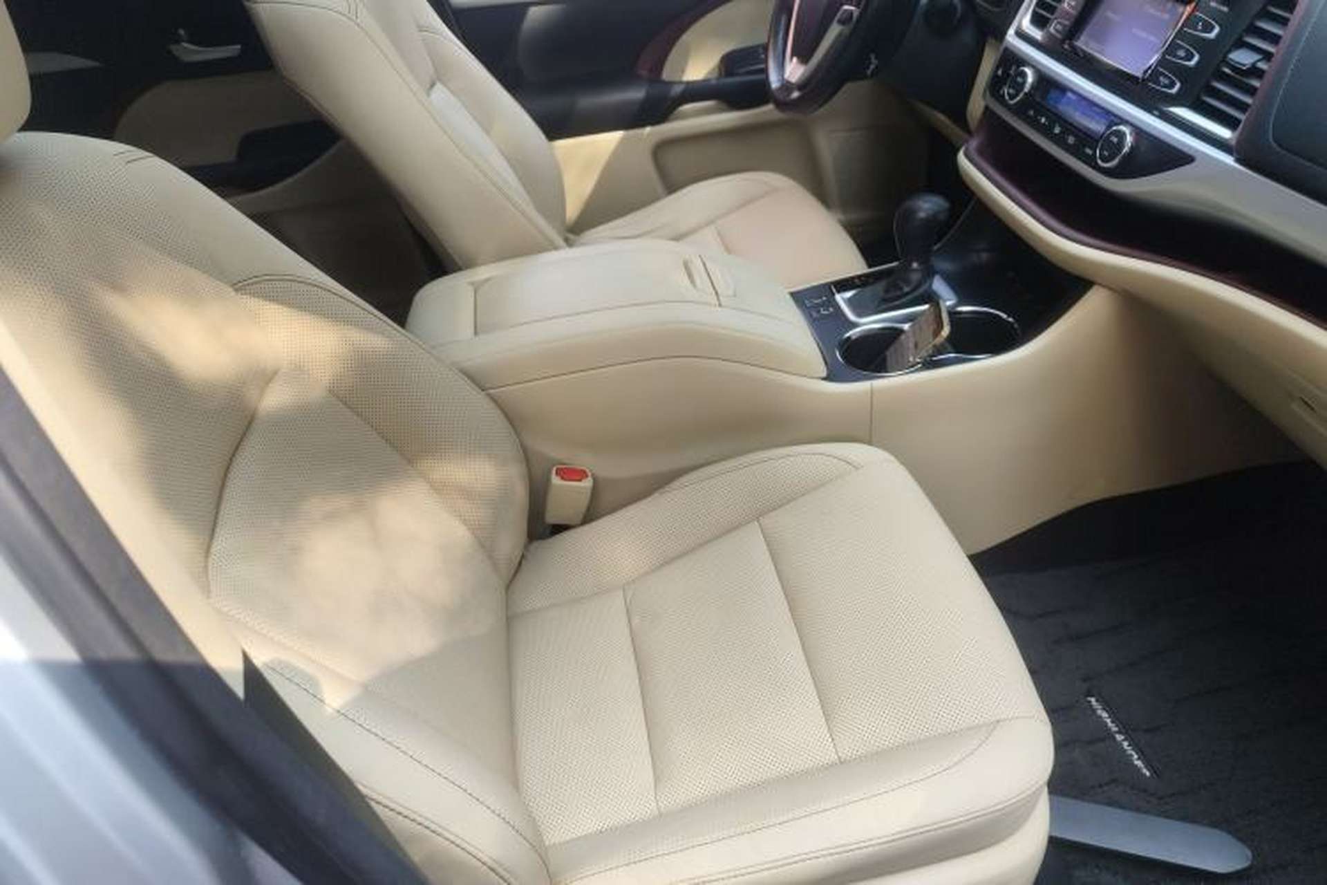 Used Toyota Highlander 2015 2.0T Two-Wheel Drive Luxury Edition 7 Seats Right Front Seat