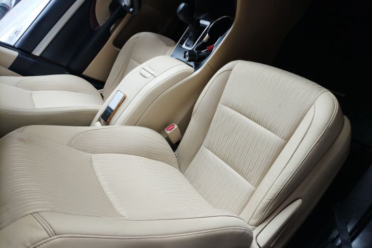Used Toyota Highlander 2015 2.0T Two-Wheel Drive Elite Edition 7 Seats Right Front Seat