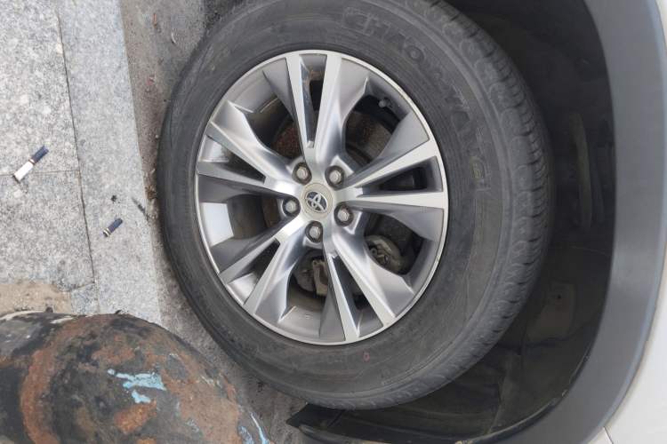 Used Toyota Highlander 2015 2.0T Four-Wheel Drive Elite Edition 7-Seater Right Front Wheel Hub
