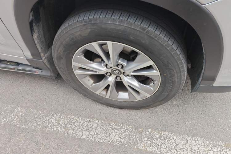 Used Toyota Highlander 2015 3.5L 4x4 Elite Edition 7-Seater Right Front Wheel Hub