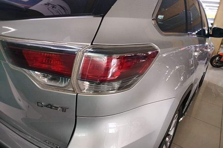 Used Toyota Highlander 2015 2.0T Four-Wheel Drive Elite Edition 7-Seater Right Rear Taillight