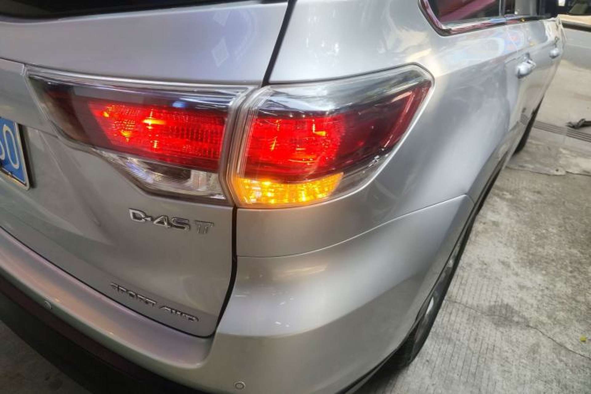 Used Toyota Highlander 2015 2.0T Two-Wheel Drive Luxury Edition 7 Seats Right Rear Taillight