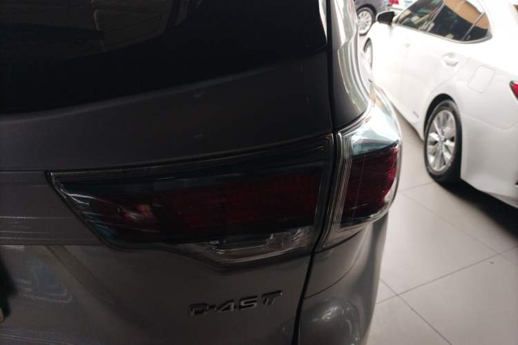 Used Toyota Highlander 2015 2.0T Two-Wheel Drive Elite Edition 7 Seats Right Rear Taillight