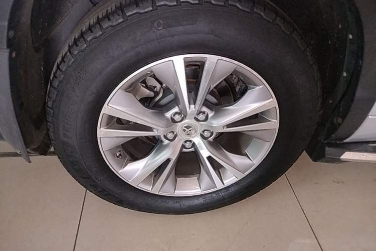 Used Toyota Highlander 2015 2.0T Four-Wheel Drive Elite Edition 7-Seater Right Rear Wheel Hub