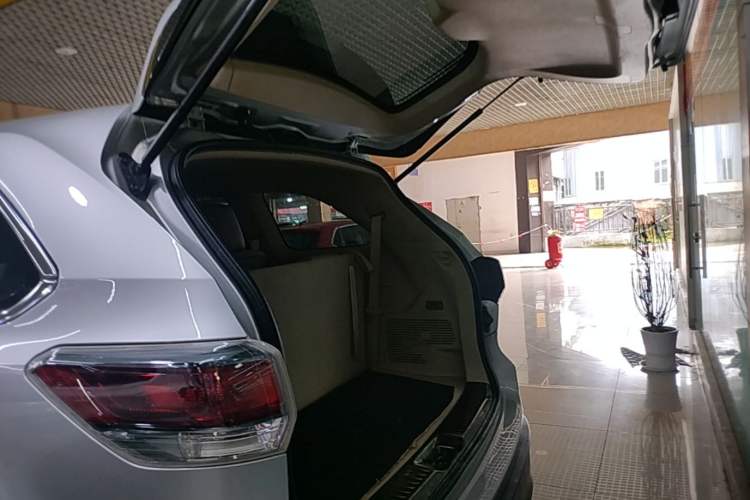 Used Toyota Highlander 2015 2.0T Four-Wheel Drive Elite Edition 7-Seater Trunk