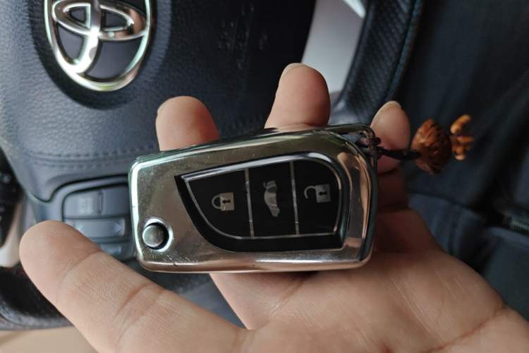 Used Toyota Highlander 2015 3.5L 4x4 Elite Edition 7-Seater Vehicle Key
