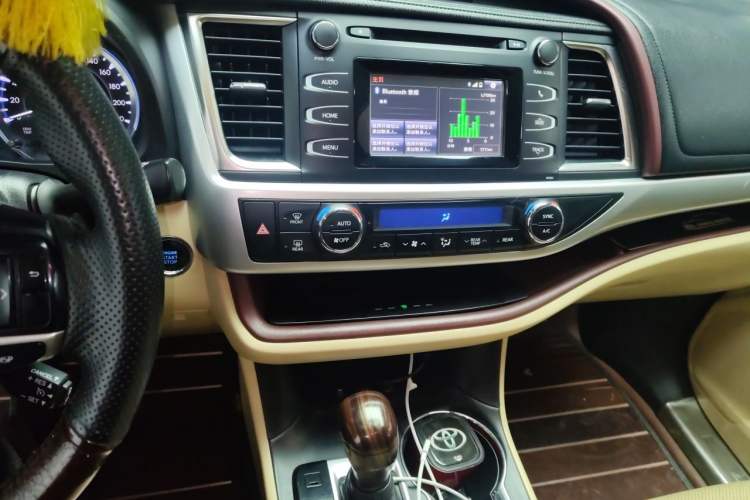 Used Toyota Highlander 2015 2.0T Two-Wheel Drive Luxury Edition 7 Seats Audio And AC Panel