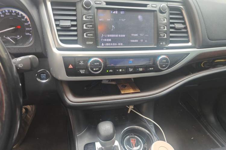 Used Toyota Highlander 2015 2.0T Four-Wheel Drive Ultimate Edition 7-Seater Audio And AC Panel